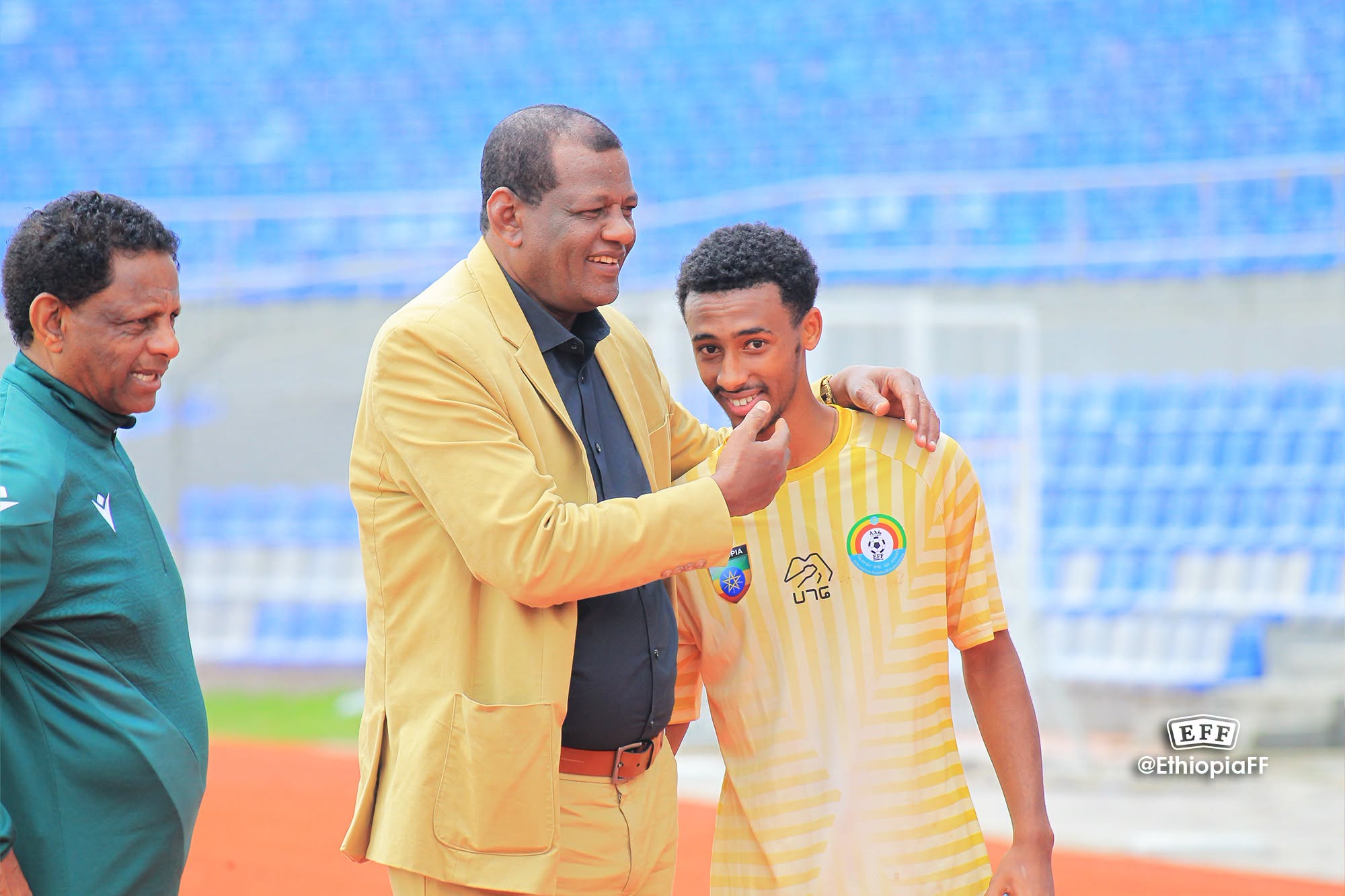 the EFF president Mr Esayas Jira appreciating Dawit at the Main national Team Training